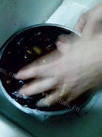 美味的糖水栗子做法图解2)