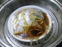 绿色食物清蒸鲳鱼做法图解9)