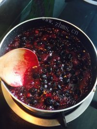 美味的蓝莓果酱做法图解4)