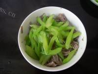 美味的西芹虾仁拌黑豆腐竹做法图解9)