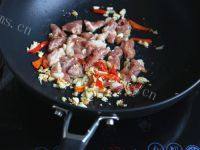 家常的咸瓜炒肉片做法图解7)