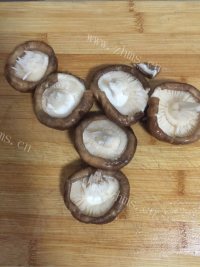 家常菜蒜苗炒香菇做法图解2)
