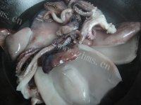 在家做的辣炒鱿鱼做法图解1)