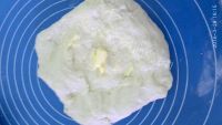 美味的蒜香面包做法图解5)