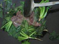 家常菜菠菜炒猪肝做法图解5)