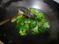 家常菜西兰花炒蘑菇做法图解3)