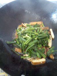 家常菜韭菜豆干做法图解6)