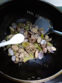 家常菜丝瓜炒花蛤