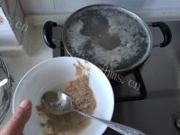 美味的红参根筒骨汤做法图解6)