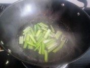 色味俱全的西芹拌腐竹做法图解4)