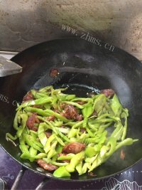 家常青椒炒腊肠做法图解4)
