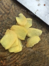 自制花生红枣猪蹄汤做法图解4)