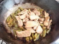 自制肉片焖豆角做法图解8)