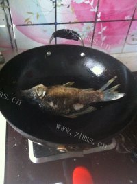美味的新鲜草鱼汤做法图解2)