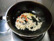 泡菜牛肉炒饭做法图解5)
