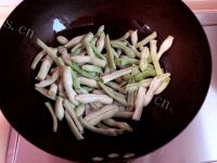 美味营养的排骨炖豆角做法图解3)