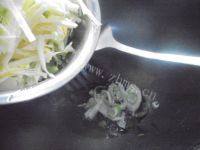 家常菜豆皮炒白菜做法图解2)