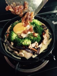 美味的猪肉煲仔饭做法图解13)