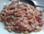 咸鱼鸡粒豆腐煲做法图解2)