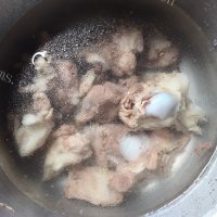 滋补的红糖枸杞猪骨汤做法图解5)
