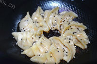 美味电饭煲版煎饺做法图解6)