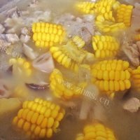 美味的莲藕玉米排骨汤做法图解7)