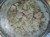 美味的培根葱花手撕饼做法图解2)