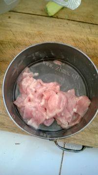 家常菜金针菇炒肉片做法图解3)