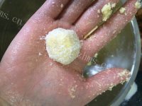 自制蛋黄椰蓉球做法图解5)