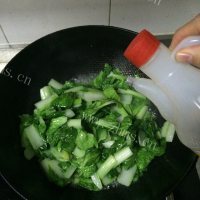 家常菜小白菜炒肉做法图解5)