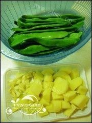 家常菜排骨油豆角炖土豆做法图解1)