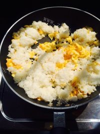 美味的鲜虾炒饭做法图解4)
