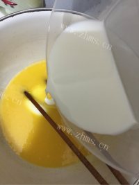 营养丰富的戚风蛋糕做法图解4)
