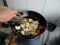杏鲍菇炒腊肉做法图解6)