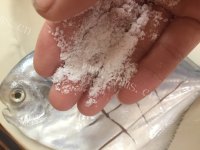 诱人的清蒸鲳鱼做法图解2)