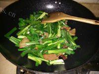 美味的五花肉炒蒜苗做法图解4)