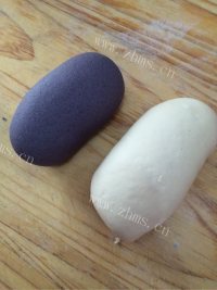 自制双色花卷做法图解4)