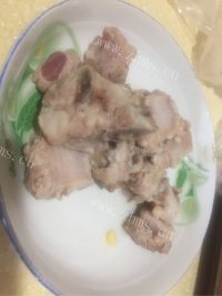 玉米胡萝卜排骨汤做法图解3)