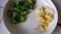 家常菜蒜苔肉丝做法图解3)