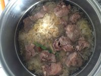 妈妈最爱的排骨炖酸菜做法图解5)