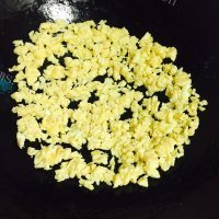美味的韭菜鸡蛋饺子做法图解3)