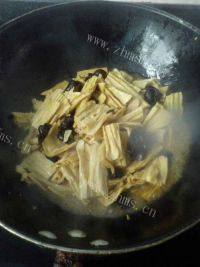 家常菜腐竹木耳炒肉做法图解4)