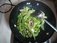 家常菜瘦肉炒荷兰豆做法图解6)