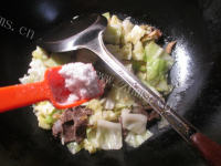 自制榨菜丝牛肉炒圆白菜的做法图解五