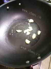 热腾腾的炒河粉做法图解2)