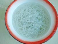 美味的肉末酸豆角粉条做法图解1)