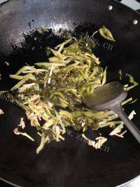 家常酸菜炒豆芽做法图解3)