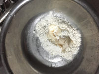 自制莲蓉蛋黄酥做法图解2)