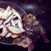 香喷喷的香菇肉片煲仔饭做法图解10)
