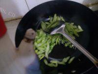 家常菜芹菜炒土豆片做法图解5)